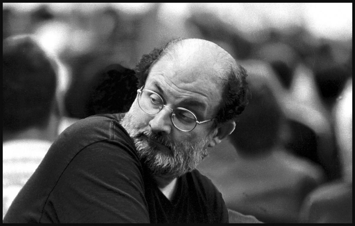 Salman Rushdie è stato aggredito