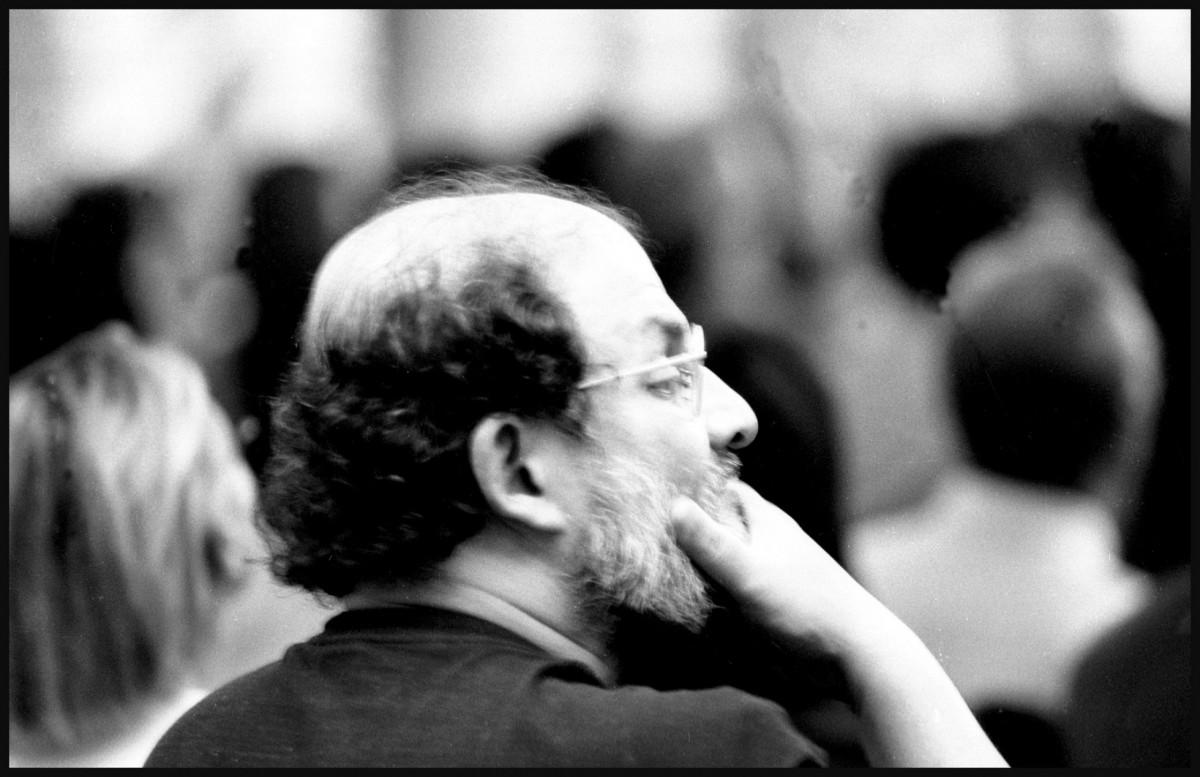 Salman Rushdie è stato aggredito
